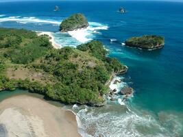 ungapan Strand ist im Osten Java, Indonesien, Hügel und tropisch Pflanzen mit Ansichten von das Blau Meer und sehr klar Himmel. foto