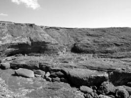 Klippen und Grün Hügel Hintergrund, Felsen und Lagune, Schönheit im Natur. Ferien Ausflug Hintergrund foto