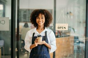 Startup erfolgreicher Kleinunternehmer KMU-Frau steht mit Tablet im Café-Restaurant. Besitzerin eines Barista-Cafés. foto