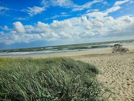 Eindrücke von das endlos Strand beim das Nord Meer im blavand Dänemark foto