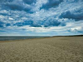 Eindrücke von das endlos Strand beim das Nord Meer im blavand Dänemark foto