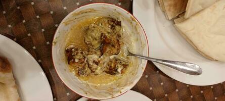 Hähnchen Tikka Masala im ein Soße von Kokosnuss Milch Nahansicht im ein Gericht. foto
