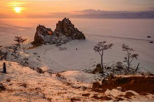 Sonnenuntergang Aussicht von Schamane Felsen einer von heilig Platz im gefroren See Baikal im Winter Jahreszeit von Sibirien, Russland. diese Felsen ist ein Gegenstand von viele Beliebt Legenden und Mythen Über Baikal See und Angara Fluss. foto