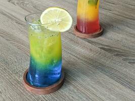 bunt Mojito Zitrone Cocktail auf hölzern Tabelle foto