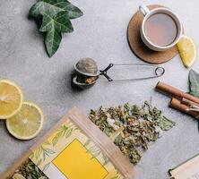 Tasse von Tee mit Zitrone Scheiben und Tee Verpackung foto