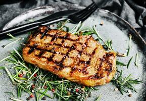 Portion von saftig gegrillt Rindfleisch Steak mit Pfefferkörner foto