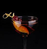 Glas von lecker Negroni Cocktail mit Orange schälen foto