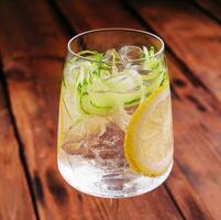 Sommer- erfrischend nicht alkoholisch Cocktails mit Zitrone und Gurke foto
