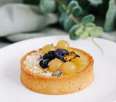 Torte mit Zitrone Quark und frisch Beeren foto