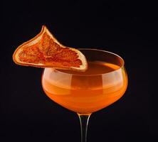 alkoholisch Cocktail im ein Glas mit ein Scheibe von Orange foto