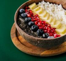 Schüssel von Reis, Ananas, Granatapfel und Blaubeeren foto