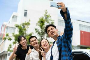 Gruppe von glücklich jung asiatisch Studenten Selfies und Videos mit Smartphones zusammen zum vlog und Sozial Medien auf Sommer- Urlaub. Konzept von Tourismus und Reise und Straße Reise, Freundschaft Lebensstil. foto