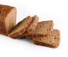 schwarz Brot Nahansicht auf Weiß mit Scheibe foto