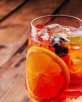 köstlich Sangria Cocktail auf hölzern Tabelle foto