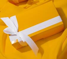 Gelb Geschenke auf ein Gelb Hintergrund foto
