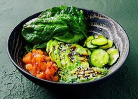 Sack Schüssel mit Lachs, Avocado und Gurke foto