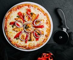 frisch Grill Hähnchen Pizza mit Gemüse foto