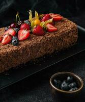 Schokolade Napoleon Kuchen mit Beeren auf Stein Teller foto