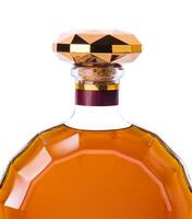 runden elegant Flasche von Cognac isoliert auf Weiß foto