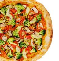 vegan Pizza mit Brokkoli, Pilze und Zucchini foto