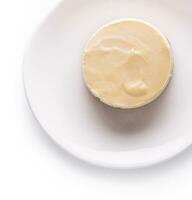 Zitrone Baiser Torte auf Weiß Teller oben Aussicht foto