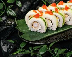 Sushi einstellen mit Käse, Reis, Garnele und Gurke foto