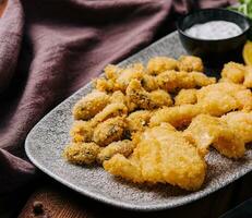 Garnelen, Krabbe Beine und Muscheln gebraten im Teig foto