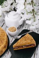 traditionell Dessert Honig Kuchen mit Nussbaum foto