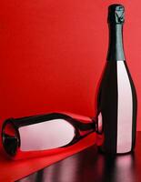 zwei rot Flaschen von Champagner auf rot Hintergrund foto