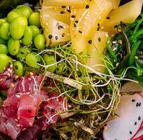 hawaiisch Thunfisch Sack Salat im das Schüssel oben Aussicht foto