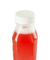 Plastik Flasche mit rot Saft auf ein Weiß foto
