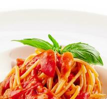 Spaghetti mit Tomate Soße und Kirsche Tomaten mit Basilikum foto