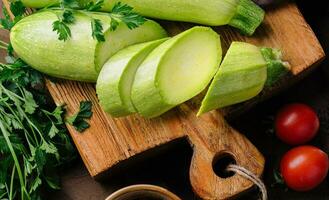 Grün Zucchini Scheiben auf oben Aussicht foto