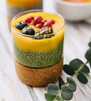 Mango Kurkuma Chia Pudding mit Beere Obst foto