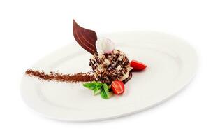 Schokolade Dessert mit Eis Sahne und Erdbeeren foto