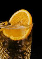 altmodisch Cocktail mit Eis und Orange Scheibe foto