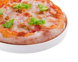 Mini Pizza mit Schinken und Mozzarella Käse foto