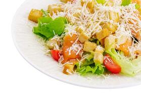 Caesar Salat mit Lachs auf Weiß Hintergrund foto