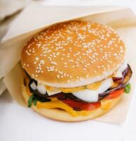 vegan Gemüse Hamburger mit Nuss Soße und knusprig gebacken Auberginen foto