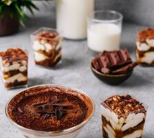 traditionell Italienisch Dessert Tiramisu im ein Glas foto