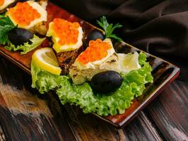 Brot und Butter mit ein rot Kaviar foto
