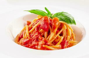 Spaghetti mit Tomate Soße und Kirsche Tomaten mit Basilikum foto