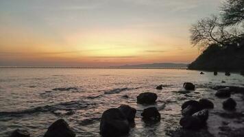 schön Strand Ansichten, warten zum das Sonnenaufgang im das Morgen foto