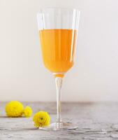 Mimose Alkohol Cocktail mit Orange Saft und trocken Champagner foto