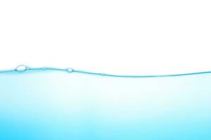 Wasser Oberfläche mit Luft Luftblasen auf Weiß Hintergrund. Wellen und Luft Luftblasen Wasser mit Linie. Nahansicht Sicht. foto