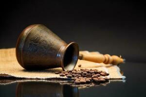 natürlich Kaffee Bohnen, Türkisch Kaffee Topf auf Sackleinen foto