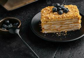 Kuchen Napoleon mit Blau Blaubeeren foto