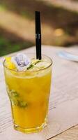 Sommer- gekühlt Getränke mit frisch Saft auf Terrasse Bar foto