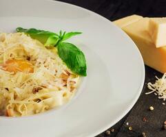 Pasta Carbonara mit Schinken und Käse foto