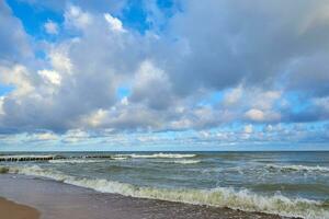 baltisch Meer Küstegegen schön wolkig Himmel foto